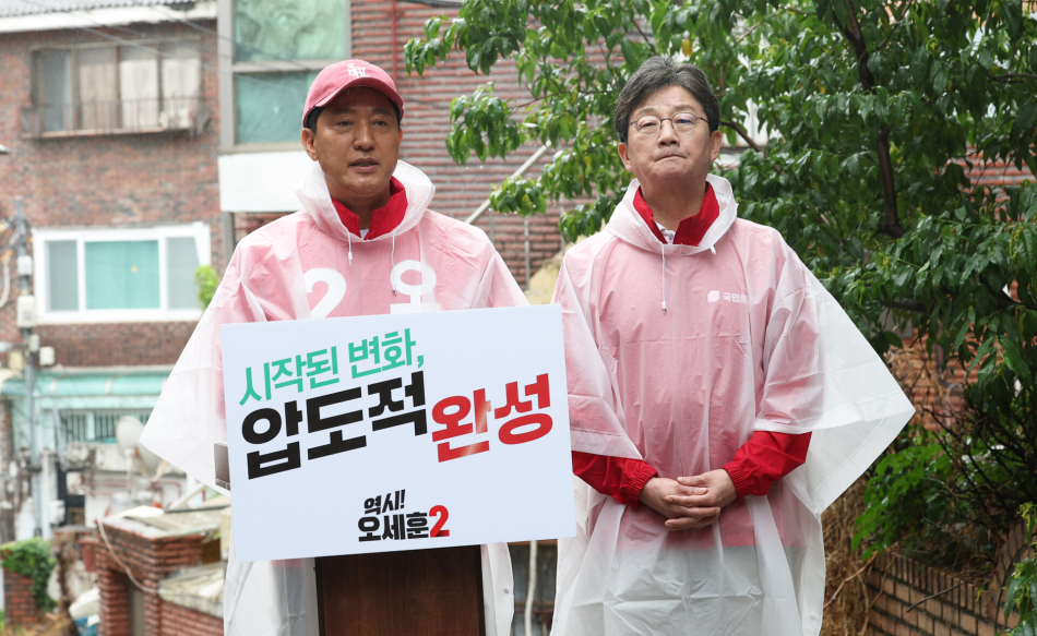 오세훈 국민의힘 서울시장 후보가 21일 서울 강북구 삼양동 골목길에서 유승민 전 의원과 함께 출정 대시민 메시지를 발표하고 있다. 연합뉴스