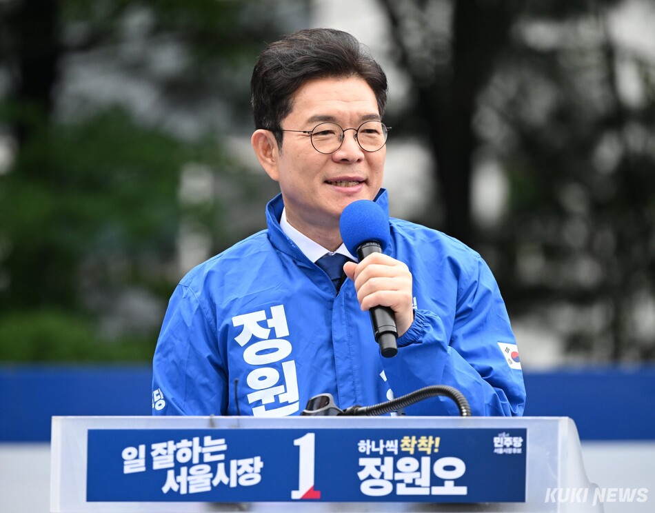 정원오 더불어민주당 서울시장 후보가 21일 서울 왕십리역 광장에서 열린 출정식에서 연설하고 있다.