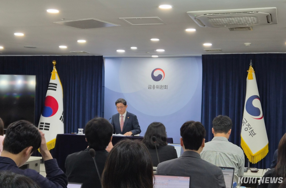 이억원 금융위원장이 21일 오전 서울 종로구 정부서울청사에서 개최한 출입기자단 간담회에서 발언하는 모습. 최은희 기자