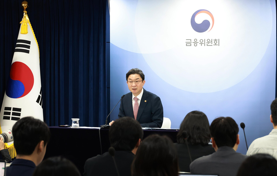 이억원 금융위원장이 21일 오전 서울 종로구 정부서울청사에서 개최한 출입기자단 간담회에서 발언하고 있다.