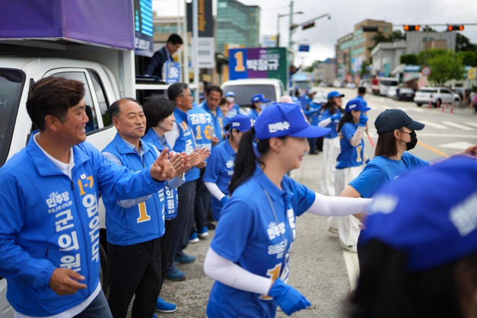 한득수 민주당 임실군수 후보와 임실군의원, 전북도의원 후보들이 21일 임실시장에서 합동유세를 통해 지방선거에서 민주당 후보에 대한 지지를 호소하고 있다.