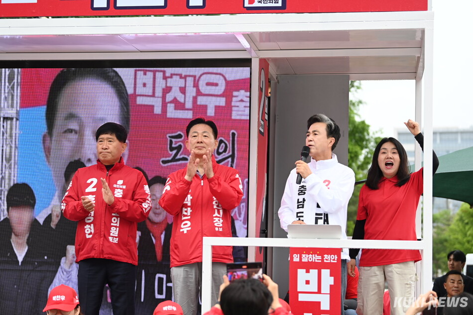국민의힘 김태흠 충남도지사 후보가 21일 오전 아산 온양온천역 광장에서 지방선거 공식 선거운동 출정식을 갖고 본격 지지세 결집에 나섰다. 더쎈충남캠프
