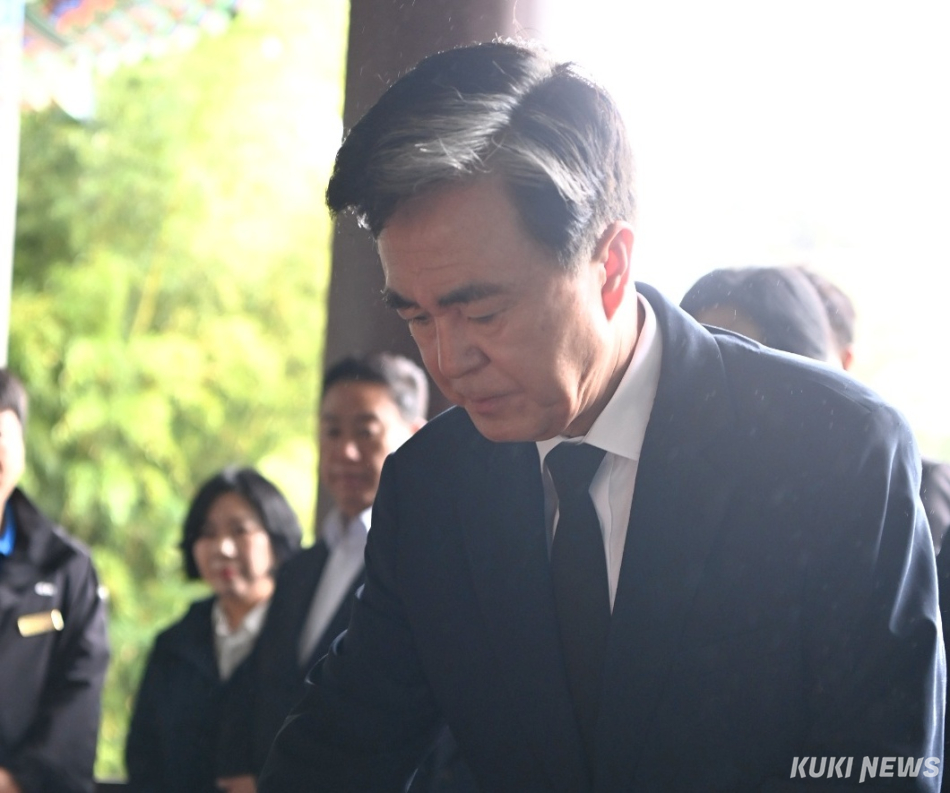 21일 아산 현충사를 찾은 김태흠 충남도지사 후보가 충무공 이순신 장군 영정 앞에 분향하고 있다.