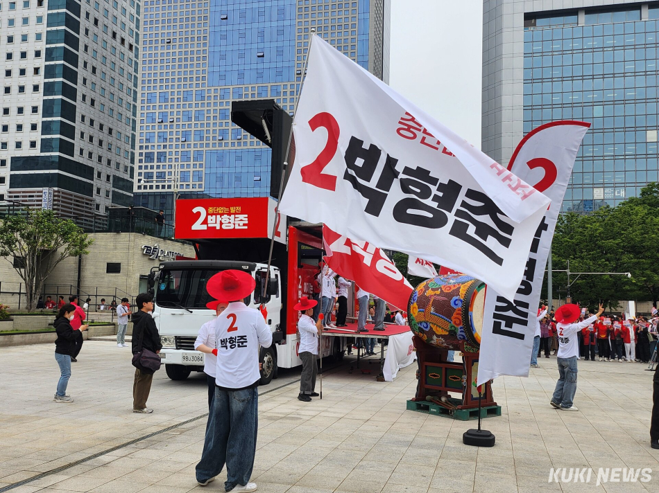 21일 부산 동구 부산역 광장에서 열린 ‘국민의힘 부산 합동 출정식’에 앞서 응원 공연이 진행되고 있다. 전재훈 기자