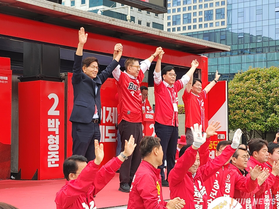 21일 부산 동구 부산역 광장에서 열린 ‘국민의힘 부산 합동 출정식’에서 김문수 공동명예선대위원장, 박형준 부산시장 후보, 송언석 원내대표, 안철수 의원이 지지자들에게 인사를 하고 있다. 전재훈 기자