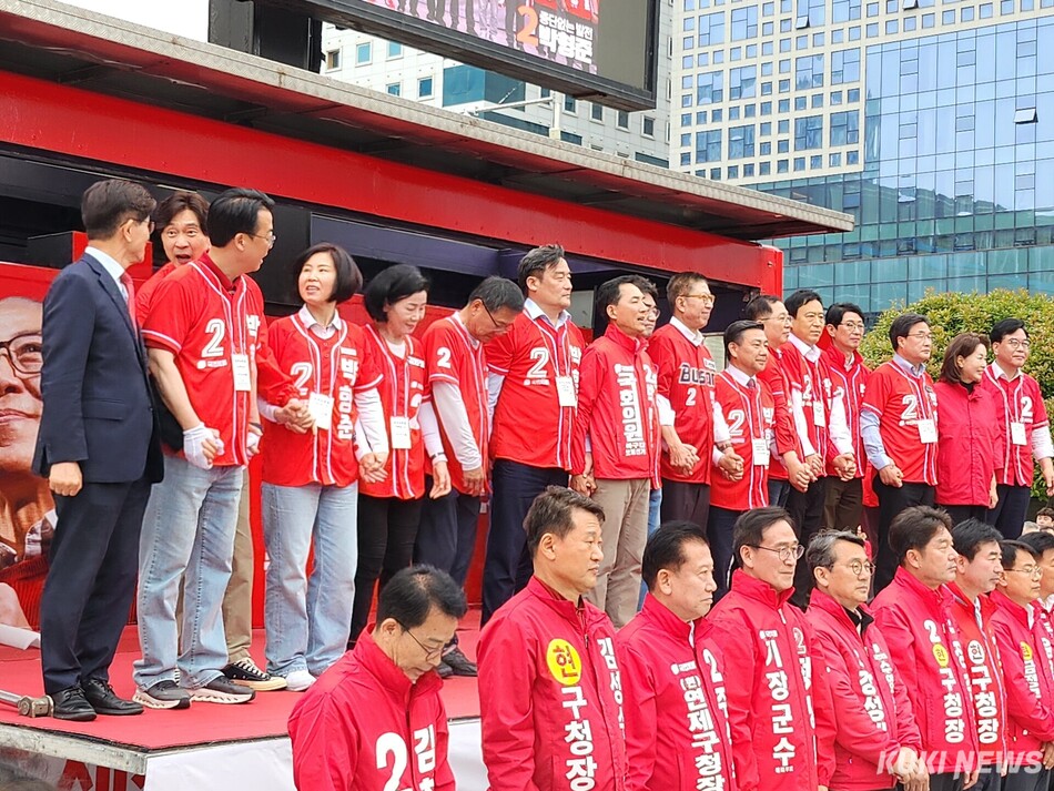 21일 부산 동구 부산역 광장에서 열린 ‘국민의힘 부산 합동 출정식’에 참석한 부산 지역 후보들과 국회의원들이 손을 맞잡고 인사를 하고 있다. 전재훈 기자