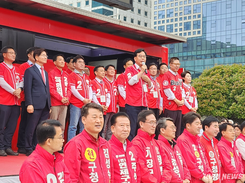 21일 부산 동구 부산역 광장에서 열린 ‘국민의힘 부산 합동 출정식’에서 송언석 원내대표가 발언하고 있다. 전재훈 기자