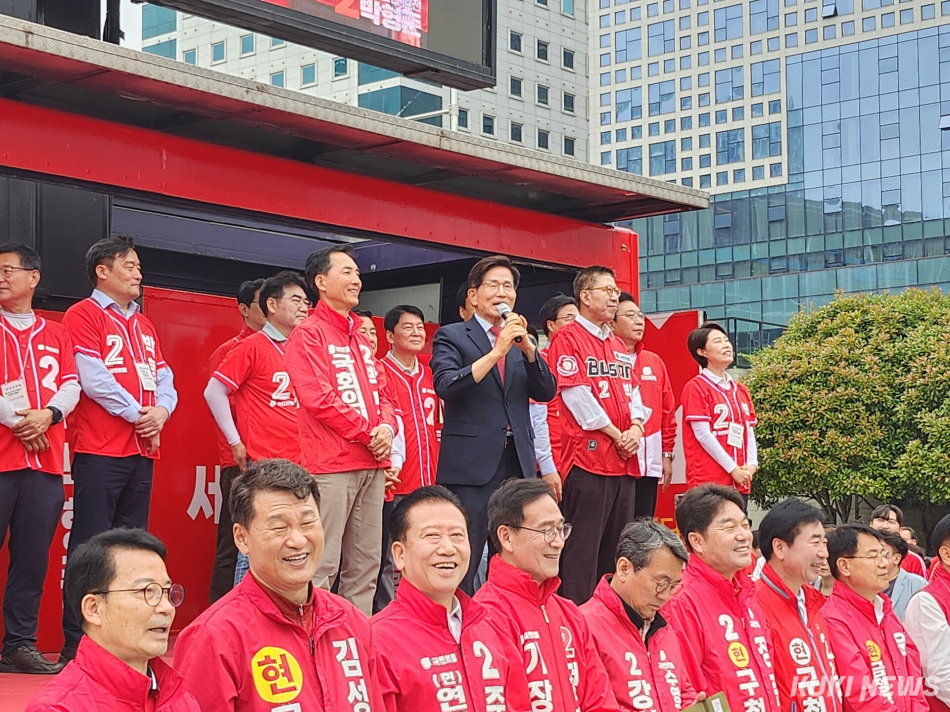 21일 부산 동구 부산역 광장에서 열린 ‘국민의힘 부산 합동 출정식’에서 김문수 공동명예선대위원장이 발언하고 있다. 전재훈 기자