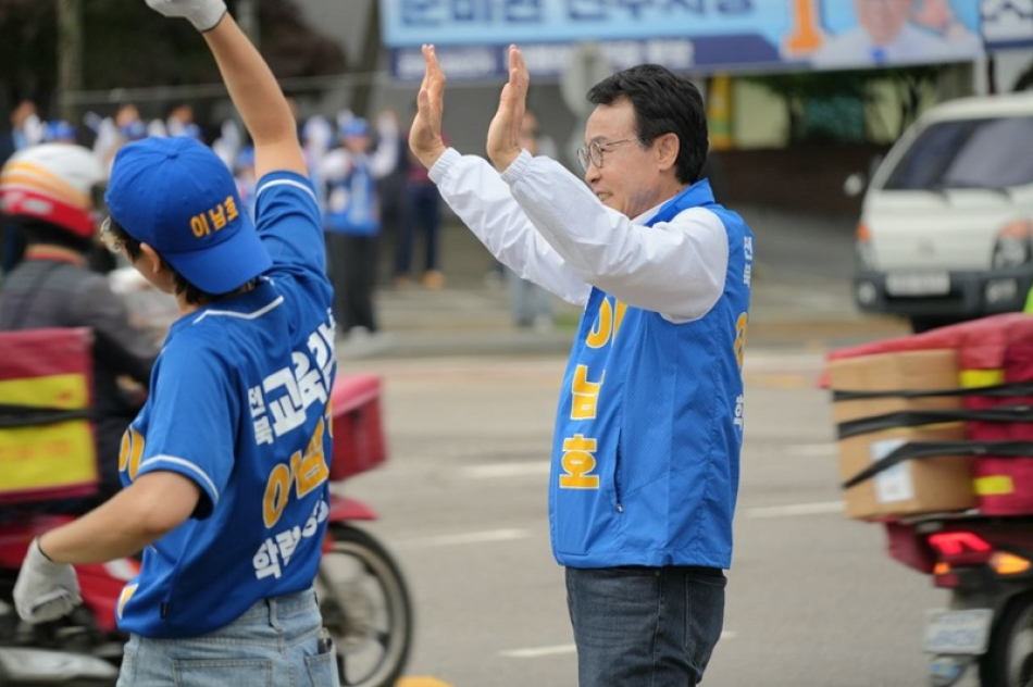 이남호 전북교육감 후보가 6·3지방선거 공식 선거운동 첫날인 21일 전주 종합경기장 사거리에서 유세에 나서 지지를 호소하고 있다.