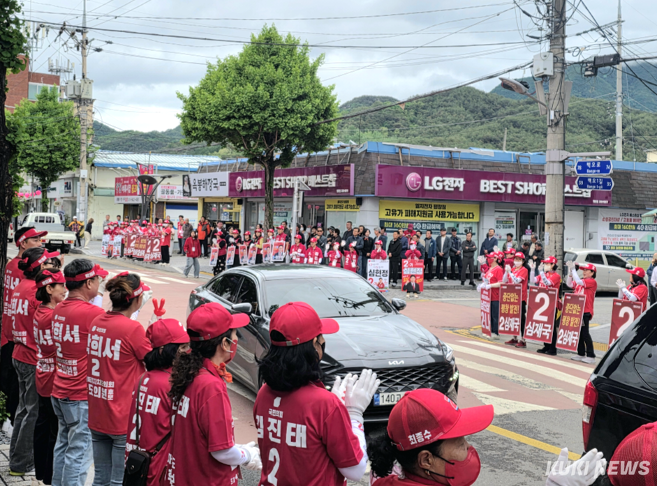 심재국 국민의힘 평창군수 후보가 21일 평창읍에서 지지자 등 500여명이 참여한 가운데 선대위 출정식을 가진데 이어 대관령면 직장인 체육대회 참석으로 공식선거운동의 첫 일정을 소화했다. 심재국 후보 캠프 제공