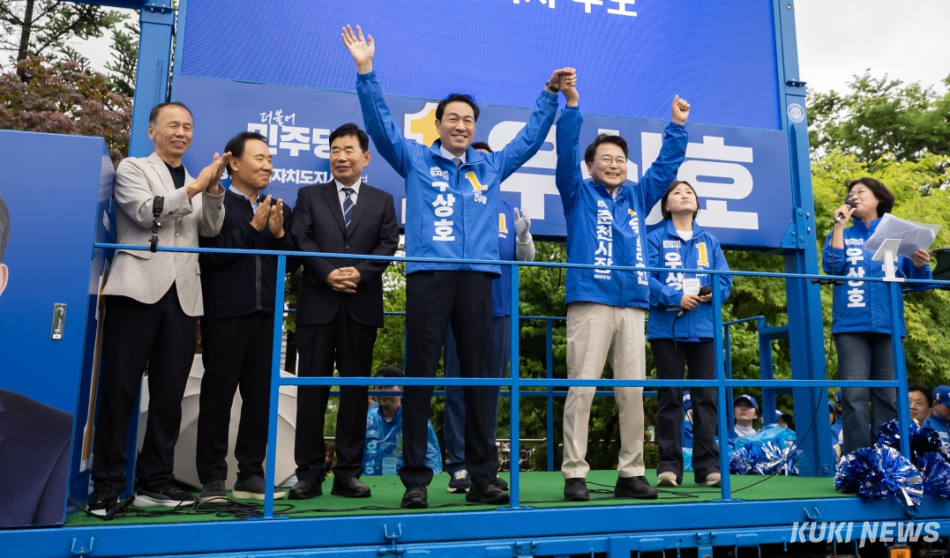 21일 춘천 출정식에서 시민들에게 인사하는 우상호 후보와 육동한 춘천시장 후보.