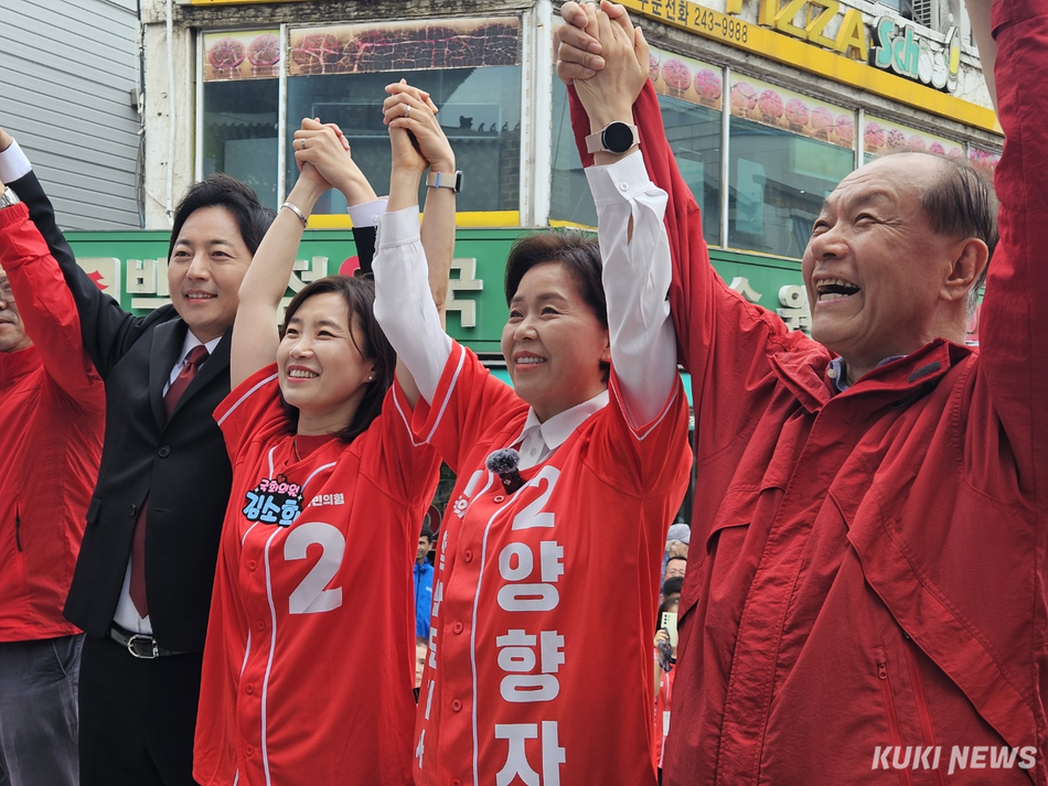 양향자 국민의힘 경기지사 후보가 21일 경기 수원시 남문시장 일대에서 출정식을 열고 유세를 벌이고 있다. 이은서 기자
