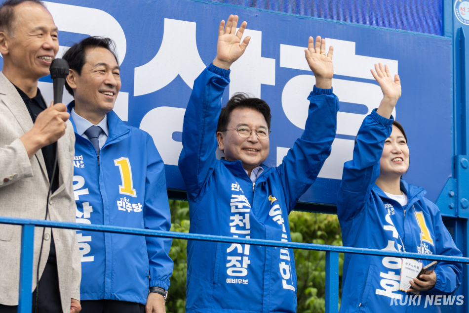 21일 더민주 춘천원팀 출정식에서 육동한 후보가 손을 들어 인사하고 있다.