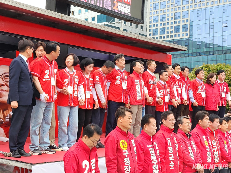 21일 부산 동구 부산역 광장에서 열린 ‘국민의힘 부산 합동 출정식’에 참석한 부산 지역 후보들과 국회의원들이 손을 맞잡고 인사를 하고 있다. 전재훈 기자