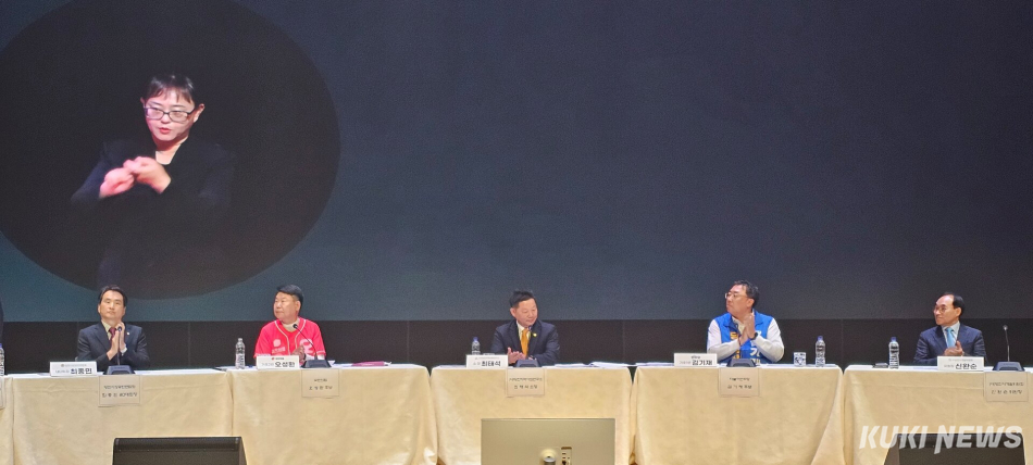 (사)당진지역사회연구소가 주관한 당진시장 후보자토론회에 참석한 후보자들. 사진=이은성 기자