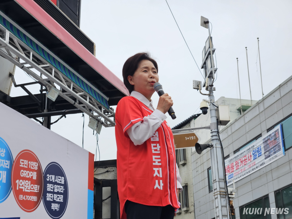 양향자 국민의힘 경기지사 후보가 21일 경기 수원시 남문시장 일대에서 출정식을 열고 유세를 벌이고 있다. 이은서 기자