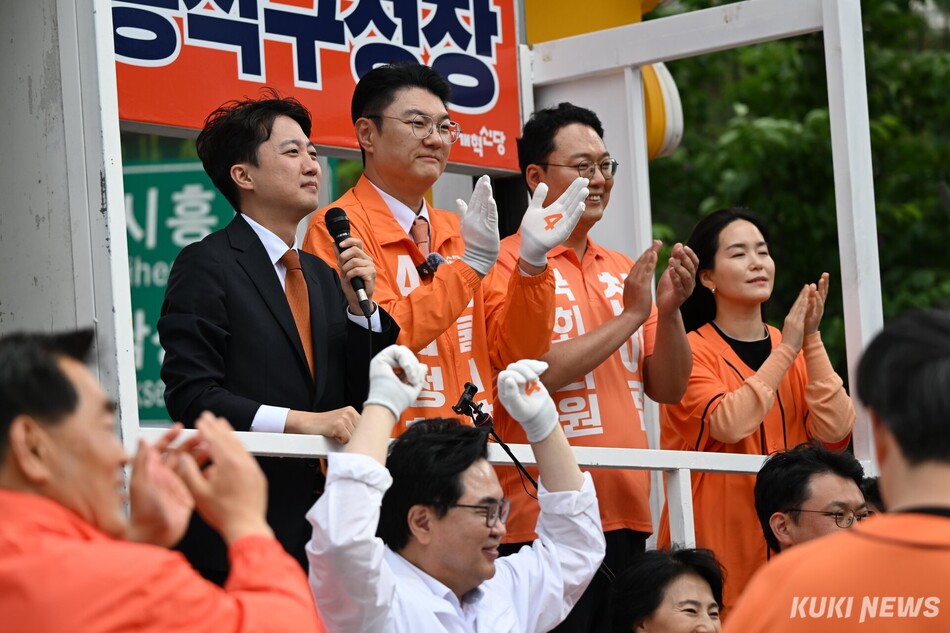 이준석 개혁신당 대표가 21일 서울 사당역 인근에서 열린 김정철 개혁신당 서울시장 후보 출정식에서 연설하고 있다.