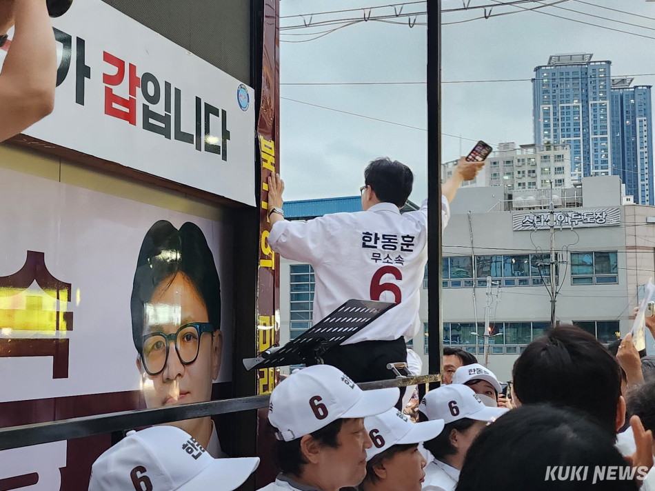 한동훈 무소속 부산 북갑 후보가 21일 부산 북구 구포시장 쌈지공원에서 열린 출정식을 마친 뒤 지지자들에게 인사를 하고 있다. 전재훈 기자
