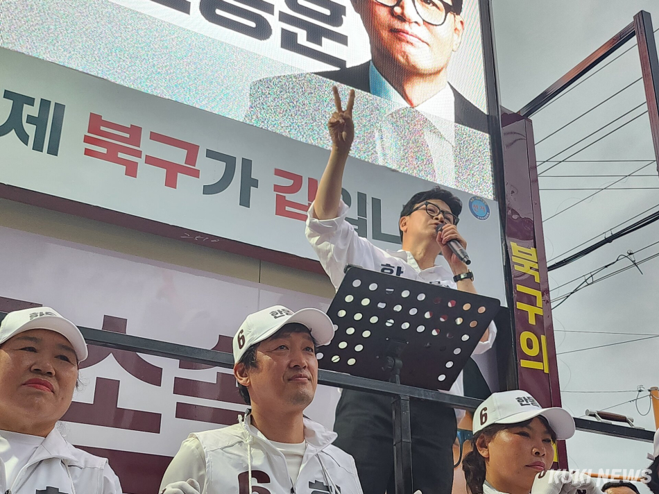 한동훈 무소속 부산 북갑 후보가 21일 부산 북구 구포시장 쌈지공원에서 열린 출정식에서 연설을 하고 있다. 전재훈 기자