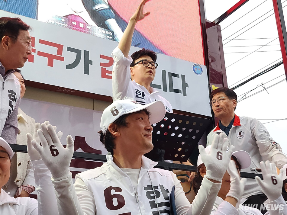 한동훈 무소속 부산 북갑 후보가 21일 부산 북구 구포시장 쌈지공원에서 열린 출정식에서 지지자들에게 인사를 하고 있다. 전재훈 기자