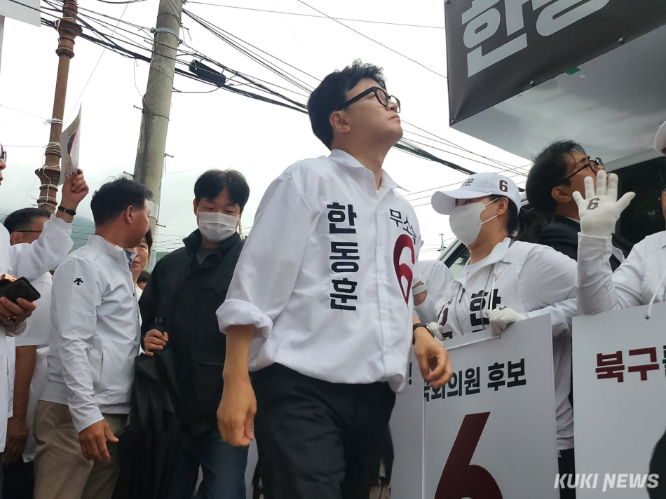 한동훈 무소속 부산 북갑 후보가 21일 부산 북구 구포시장 쌈지공원에서 열린 출정식에 모습을 드러냈다. 전재훈 기자