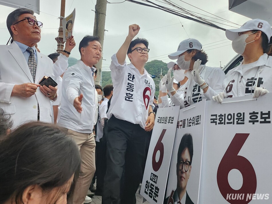 한동훈 무소속 부산 북갑 후보가 21일 부산 북구 구포시장 쌈지공원에서 열린 출정식에 모습을 드러냈다. 전재훈 기자