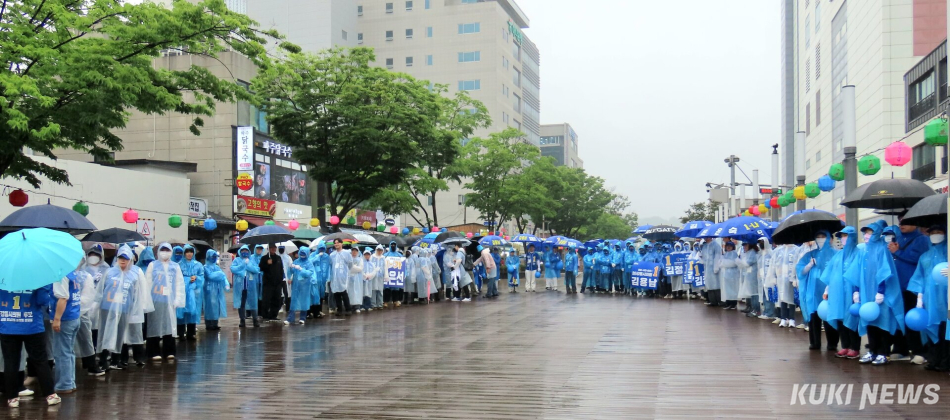 김중남 강릉시장 후보를 비롯한 더불어민주당 강릉지역 도·시의원 후보자 전원은 21일 월화거리에서 선거운동원·당원·시민·지지자 등 300여명이 참여한 가운데 ‘6.3지선 강릉유세단 출정식’을 갖고. 옥천동 오거리에서 첫 공동유세를 펼쳤다. 전인수 기자