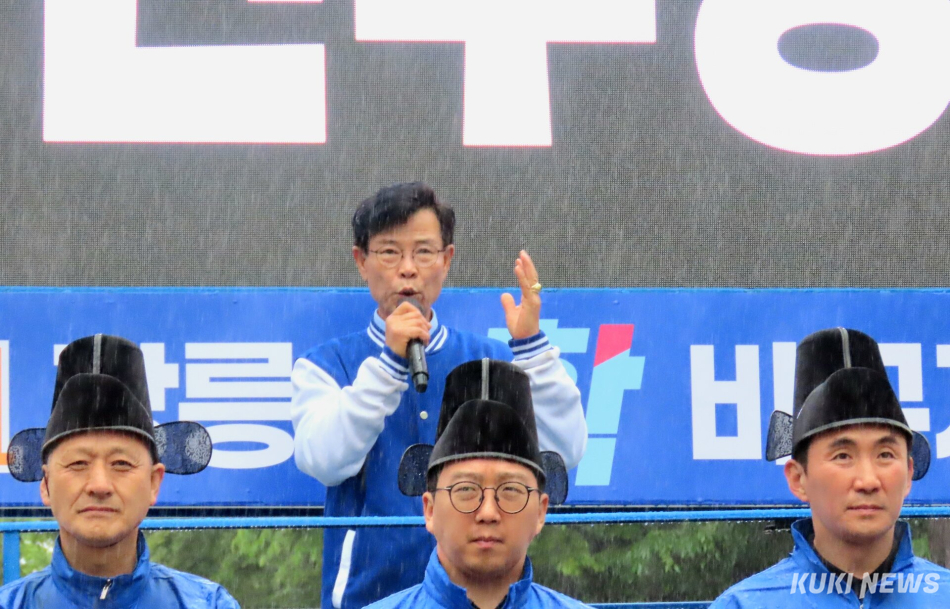 김중남 강릉시장 후보를 비롯한 더불어민주당 강릉지역 도·시의원 후보자 전원은 21일 월화거리에서 선거운동원·당원·시민·지지자 등 300여명이 참여한 가운데 ‘6.3지선 강릉유세단 출정식’을 갖고. 옥천동 오거리에서 첫 공동유세를 펼쳤다. 전인수 기자