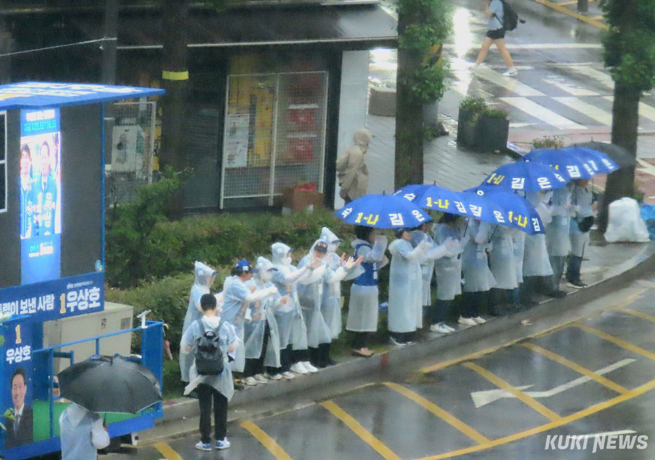 김중남 강릉시장 후보를 비롯한 더불어민주당 강릉지역 도·시의원 후보자 전원은 21일 월화거리에서 선거운동원·당원·시민·지지자 등 300여명이 참여한 가운데 ‘6.3지선 강릉유세단 출정식’을 갖고. 옥천동 오거리에서 첫 공동유세를 펼쳤다. 전인수 기자