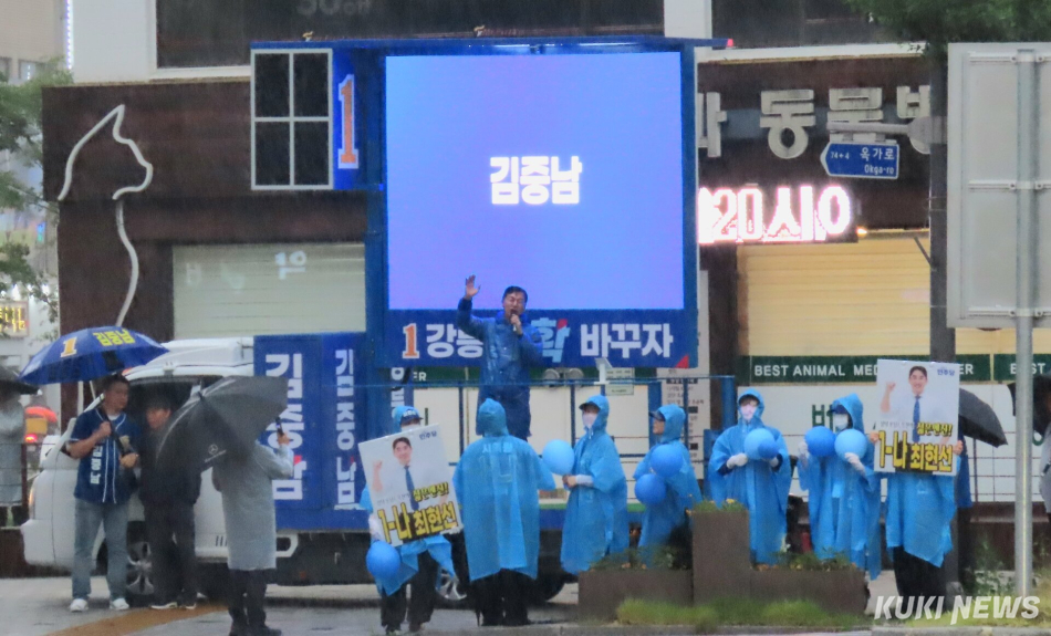김중남 강릉시장 후보를 비롯한 더불어민주당 강릉지역 도·시의원 후보자 전원은 21일 월화거리에서 선거운동원·당원·시민·지지자 등 300여명이 참여한 가운데 ‘6.3지선 강릉유세단 출정식’을 갖고. 옥천동 오거리에서 첫 공동유세를 펼쳤다. 전인수 기자