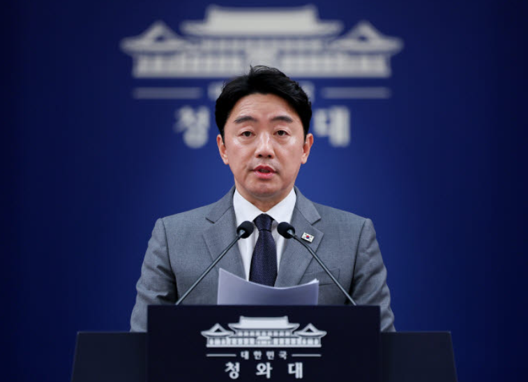 강훈식 비서실장이 지난달 29일 청와대 춘추관에서 ‘공직역량 강화’ 핵심성과 및 추진계획 브리핑을 하고 있다. 연합뉴스
