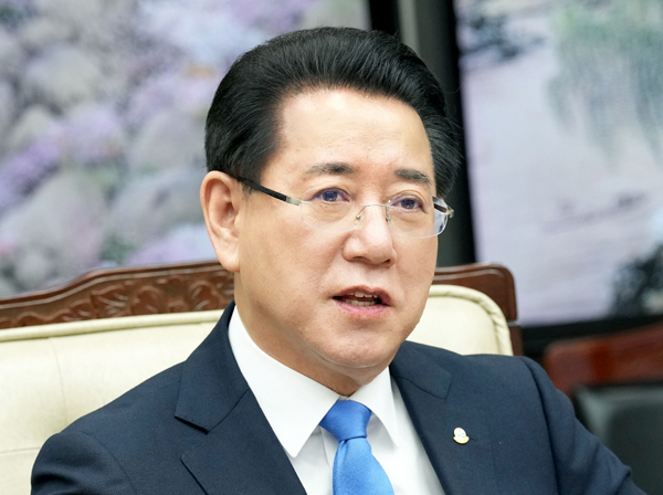 김영록 전남도지사가 최근 불거진 스타벅스 코리아의 마케팅 논란과 관련해 “오월 정신을 조롱한 스타벅스 코리아는 반드시 응분의 책임을 져야 한다”며 강하게 규탄했다. /전남도