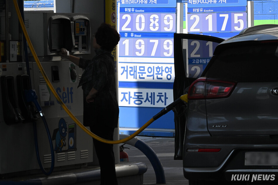 지난달 8일 서울의 한 주유소에서 한 시민이 주유하고 있다. 임은재 기자