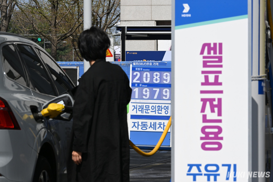 지난달 8일 서울의 한 주유소에서 한 시민이 주유하고 있다. 임은재 기자