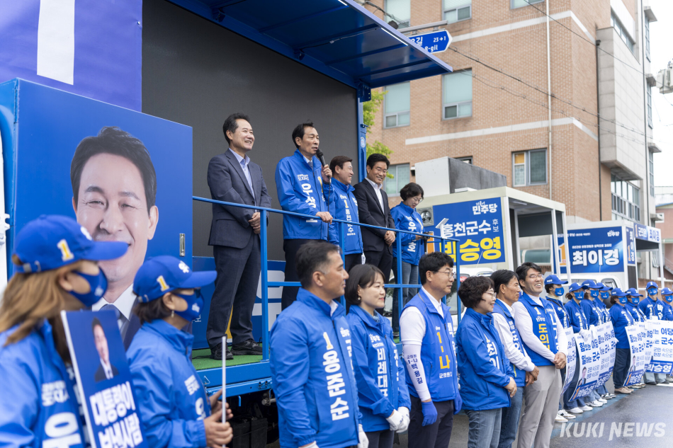 21일 홍천읍 꽃뫼공원에서 박승영 후보를 비롯한 홍천 출마자들과 우상호 후보가 합동유세를 하고 있다.