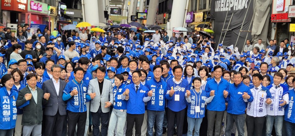 21일 더불어민주당 대전시당 출정식에 정청래 당대표, 박범계·장철민·박정현·박용갑·황정아 국회의원, 염홍철·권선택 전 대전시장, 허태정 대전시장 후보, 김제선 중구청장 후보, 김찬술 대덕구청장 후보, 전문학 서구청장 후보, 정용래 유성구청장 후보, 황인호 동구청장 후보, 시·구의원 후보와 지지자 등이 서로 손을 잡고 기념사진을 촬영하고 있다. 더불어민주당