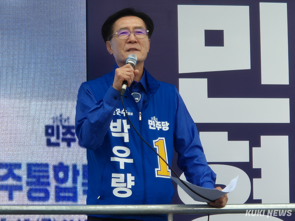 박우량 더불어민주당 전남 신안군수 후보가 공식 선거운동 첫날인 21일 오후 신안군 압해읍 구 압해농협 앞에서 대규모 출정식을 열어 ‘기본 사회 실현’을 강조하며 6·3 지방선거 승리를 향한 본격적인 선거운동에 돌입했다. /신영삼 기자