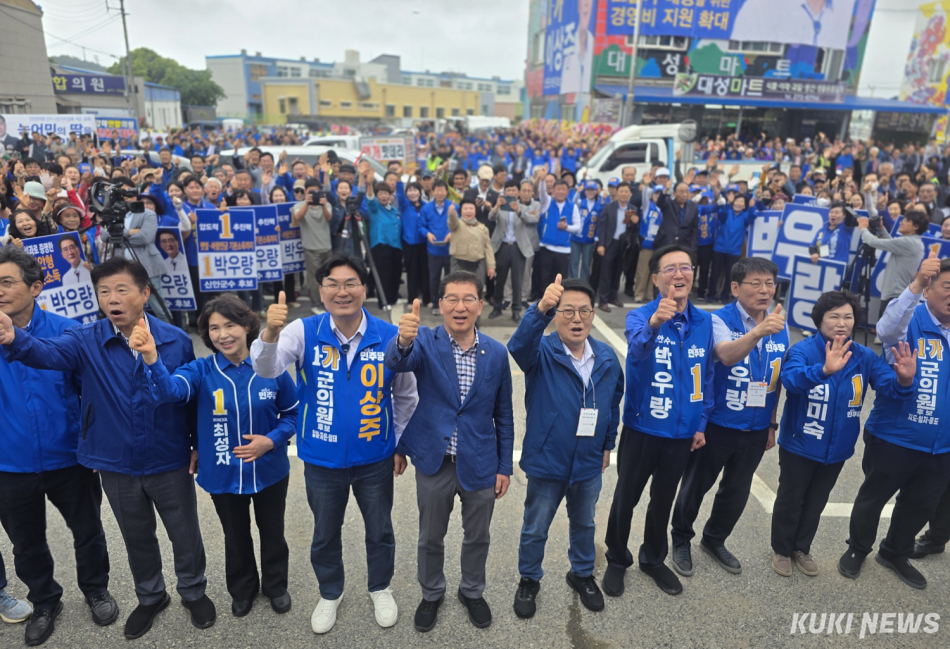 이날 출정식에는 민주당 김원이 전남도당위원장을 비롯해 박지원, 서삼석, 신정훈 국회의원과 천정배·강운태 전 장관, 강성휘 목포시장 후보, 김산 무안군수 후보 등 당내 주요 인사들과 각 읍·면 지지자들이 대거 참석해 일대 교통이 극심한 정체를 빚는 등 성황을 이뤘다. /신영삼 기자