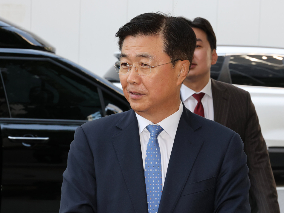 홍장원 전 국가정보원 1차장이 22일 ‘계엄 정당화 메시지 전달’ 의혹과 관련해 피의자 신분으로 조사를 받기 위해 경기 과천시 권창영 2차 종합특별검사팀 사무실로 출석하며 취재진 질문에 답하고 있다. 연합뉴스