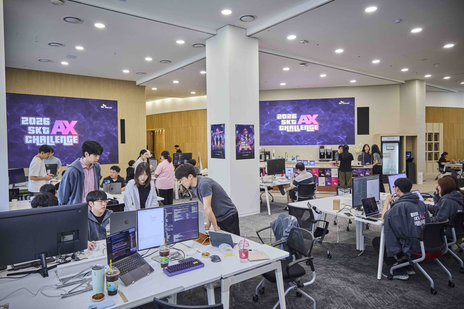 ‘일상을 바꾸는 AI’를 주제로 사내 AI 해커톤 ‘AX 챌린지’에서 SKT 구성원들이 AI 에이전트를 기획하고 개발하고 있다. SKT 제공