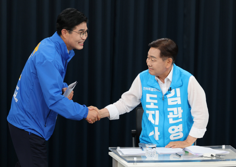 6·3 지방선거에 출마한 이원택(왼쪽부터) 더불어민주당 전북도지사 후보와 김관영 무소속 전북도지사 후보가 지난 19일 JTV 전주방송에서 열린 토론회에 앞서 인사하고 있다. 연합뉴스