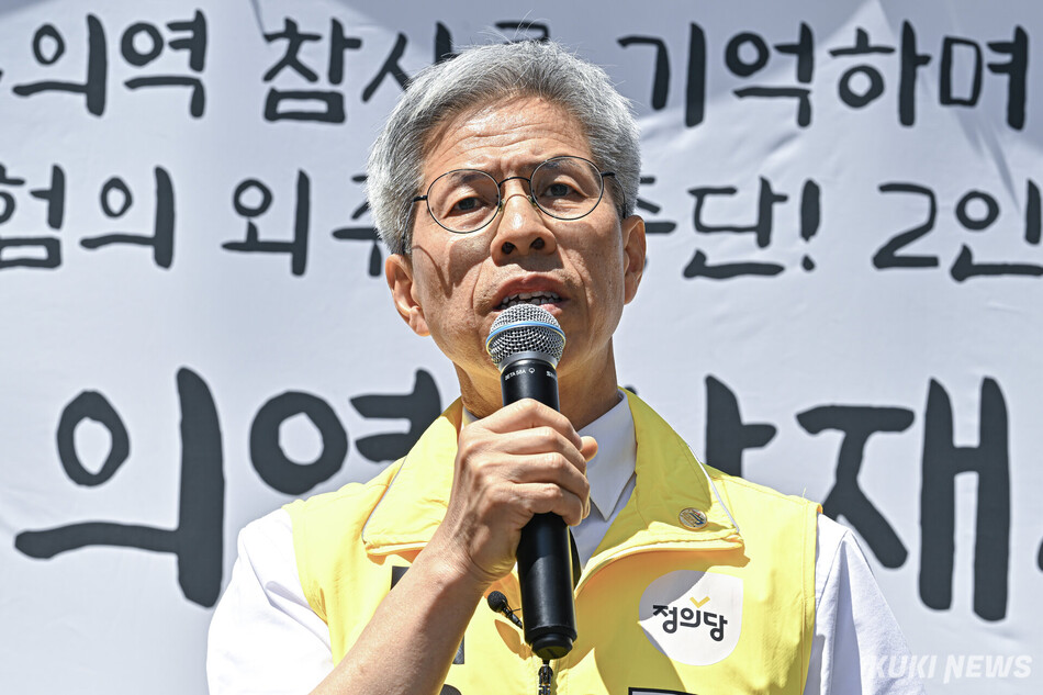 권영국 정의당 서울시장 후보가 22일 서울 광진구 구의역에서 열린 구의역 참사 10주기 추모문화제에서 발언하고 있다.