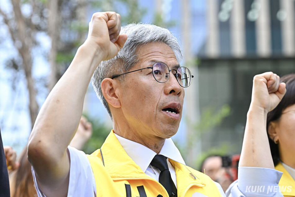 권영국 정의당 서울시장 후보가 22일 서울 광진구 구의역에서 열린 구의역 참사 10주기 추모문화제에서 ‘임을 위한 행진곡‘을 제창하고 있다.