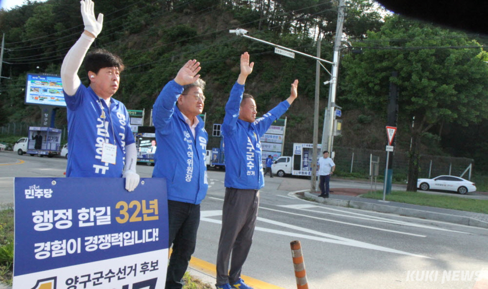 22일 더불어민주당 김왕규 화천군수 후보가 양구읍 회전교차로에서 운동원들과 함께 출근길 시민들에게 인사하며 지지를 호소하고 있다.