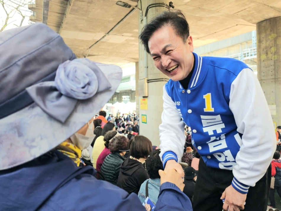 류삼영 더불어민주당 동작구청장 후보가 최근 서울 동작구 일대에서 시민들과 만나 악수를 나누고 있다. 류 후보 캠프 제공