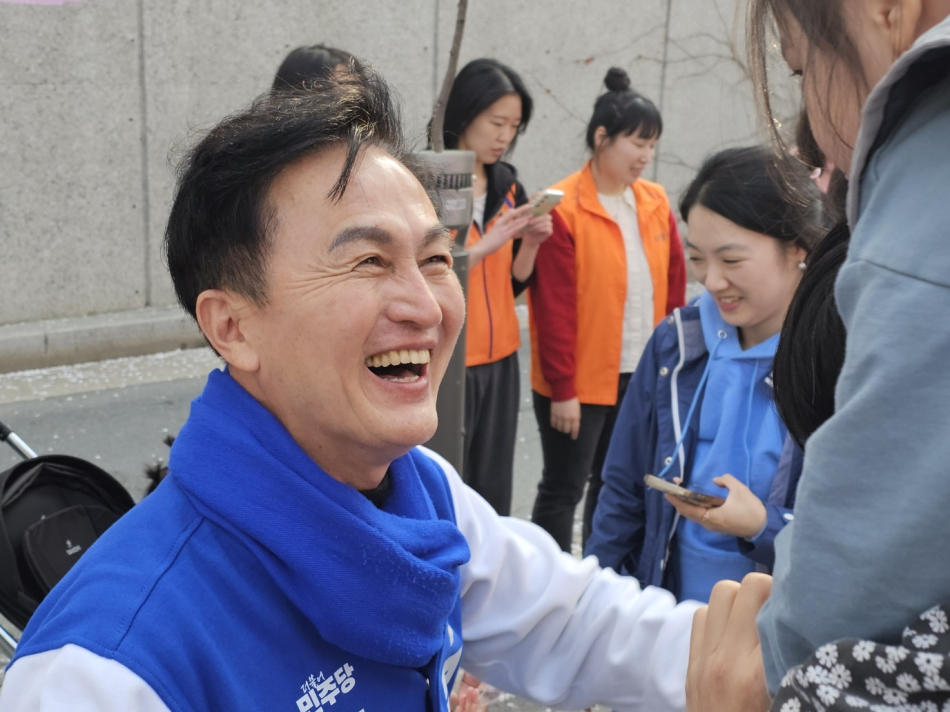 류삼영 더불어민주당 동작구청장 후보가 최근 서울 동작구 일대에서 시민들과 만나 악수를 나누고 있다. 류 후보 캠프 제공