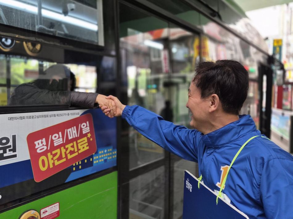 류삼영 더불어민주당 동작구청장 후보가 최근 서울 동작구 일대에서 시민들과 만나 악수를 나누고 있다. 류 후보 캠프 제공