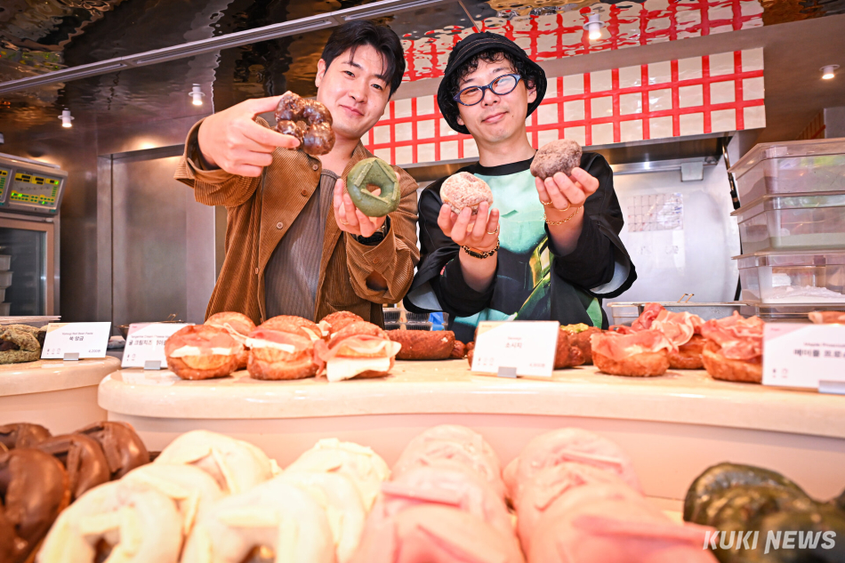 아임도넛 브랜드 창립자 히라코 료타(오른쪽) 셰프와 강창민 에잇그라운드 대표가 21일 서울 마포구 아임도넛 홍대점에서 포즈를 취하고 있다. 남동균 기자