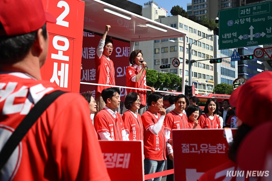 김정태 국민의힘 동작구청장 후보와 나경원 의원이 22일 서울 동작구 이수역 일대에서 오세훈 서울시장 후보에게 지지를 표하고 있다.