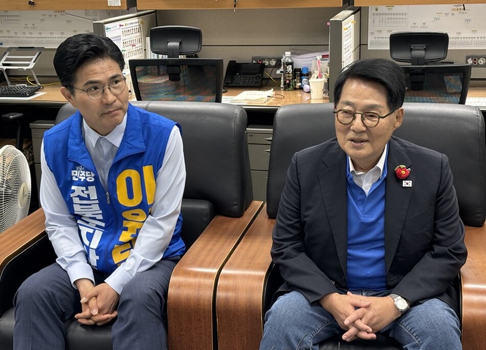 더불어민주당 박지원 국회의원이 22일 전북도의회에서 이원택 전북도지사 후보와 함께 기자간담회를 갖고 있다.